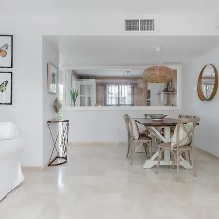 Charming Beachside Townhouse In San Pedro A Lovely Retreat Steps From The Shore بيت للعطل ماربيا