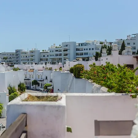 Charming Beachside Townhouse In San Pedro A Lovely Retreat Steps From The Shore بيت للعطل