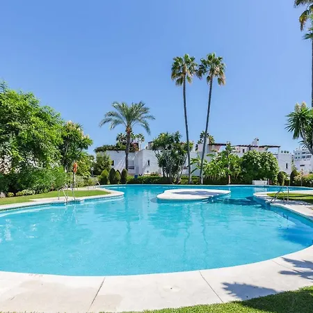 Charming Beachside Townhouse In San Pedro A Lovely Retreat Steps From The Shore بيت للعطل *