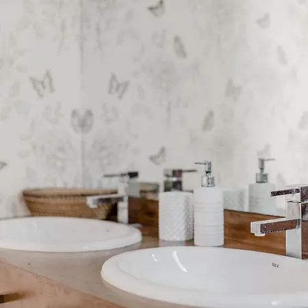 بيت للعطل Charming Beachside Townhouse In San Pedro A Lovely Retreat Steps From The Shore ماربيا